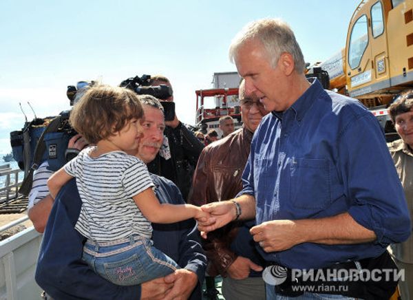 Titanic director Cameron goes to bottom of Lake Baikal Titanic director Cameron goes to bottom of Lake Baikal - Sputnik International