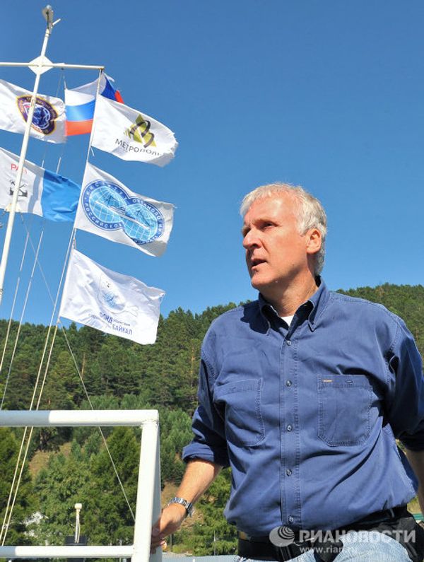Titanic director Cameron goes to bottom of Lake Baikal Titanic director Cameron goes to bottom of Lake Baikal - Sputnik International