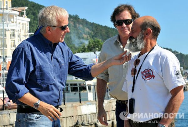 Titanic director Cameron goes to bottom of Lake Baikal Titanic director Cameron goes to bottom of Lake Baikal - Sputnik International