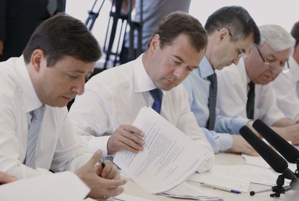 Russian President Dmitry Medvedev (center) - Sputnik International