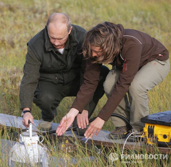Vladimir Putin studies permafrost in Arctic   - Sputnik International