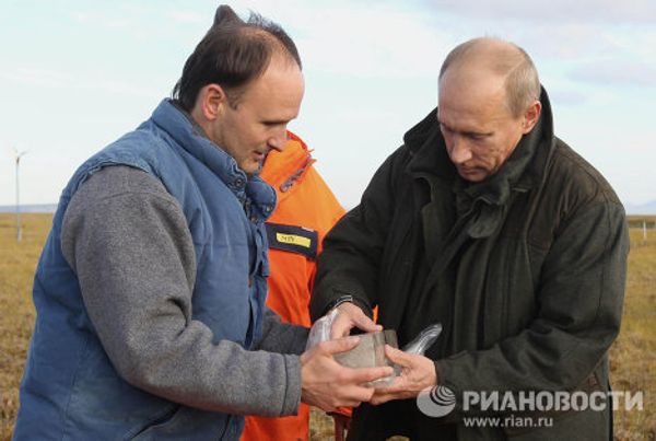 Vladimir Putin studies permafrost in Arctic   - Sputnik International