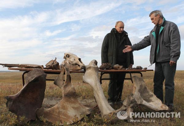 Vladimir Putin studies permafrost in Arctic   - Sputnik International