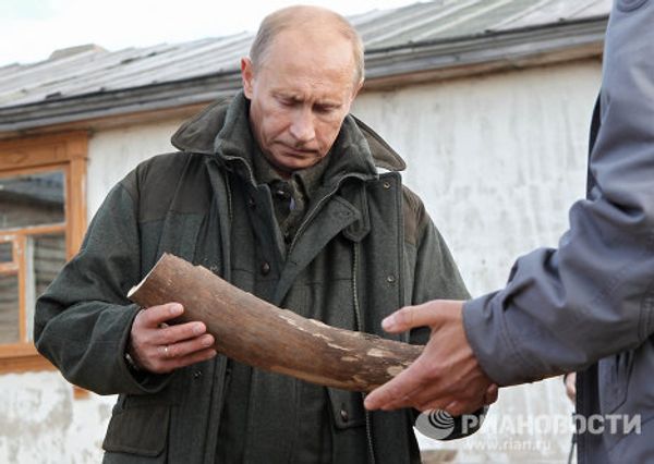 Vladimir Putin studies permafrost in Arctic   - Sputnik International