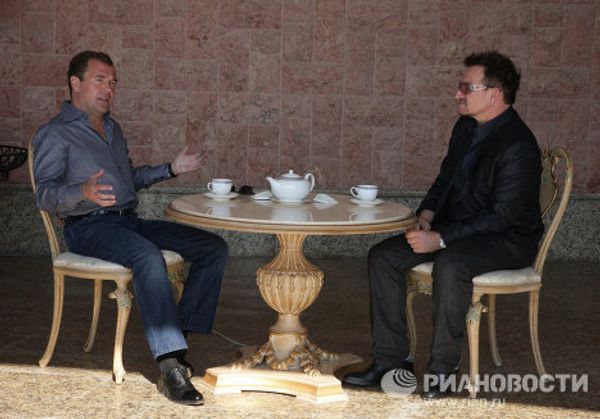 Dmitry Medvedev meets with U2's Bono in Sochi Dmitry Medvedev meets with U2's Bono in Sochi - Sputnik International