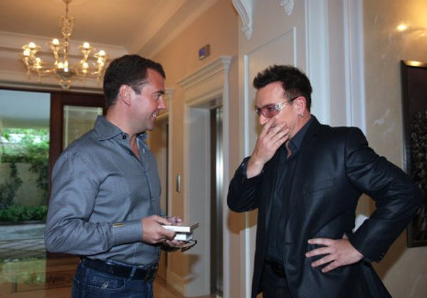 Dmitry Medvedev meets with U2's Bono in Sochi Dmitry Medvedev meets with U2's Bono in Sochi - Sputnik International