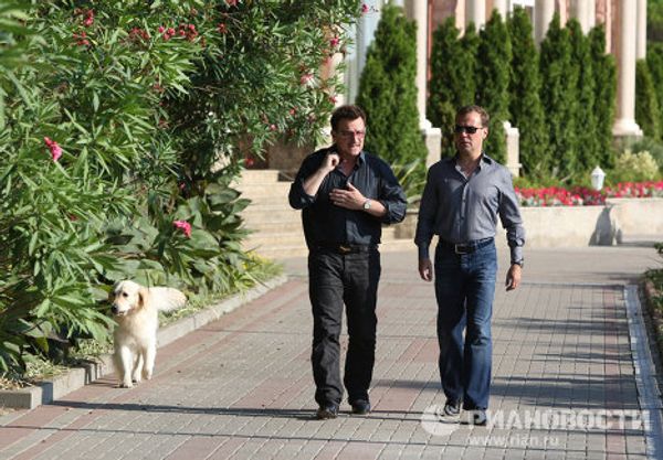 Dmitry Medvedev meets with U2's Bono in Sochi Dmitry Medvedev meets with U2's Bono in Sochi - Sputnik International