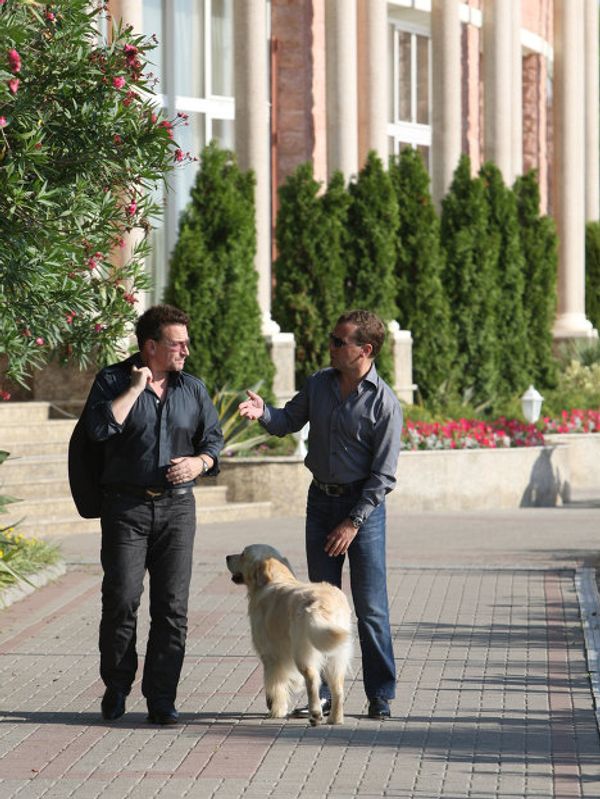 Dmitry Medvedev meets with U2's Bono in Sochi Dmitry Medvedev meets with U2's Bono in Sochi - Sputnik International