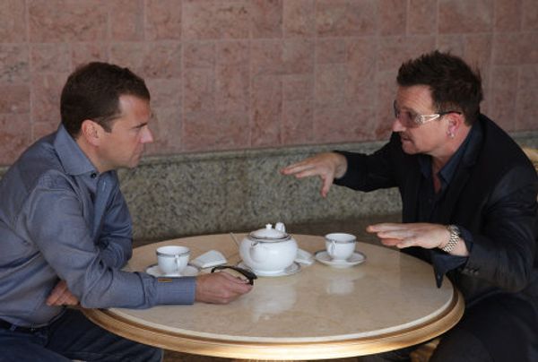 Dmitry Medvedev meets with U2's Bono in Sochi Dmitry Medvedev meets with U2's Bono in Sochi - Sputnik International