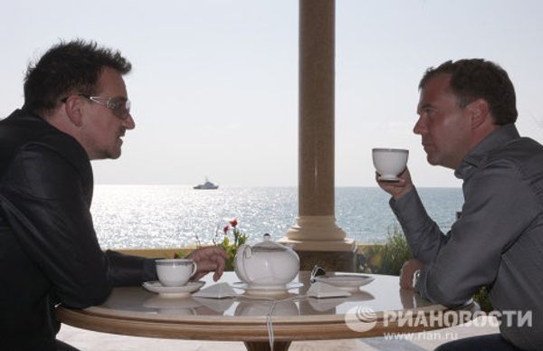 Dmitry Medvedev meets with U2's Bono in Sochi Dmitry Medvedev meets with U2's Bono in Sochi - Sputnik International