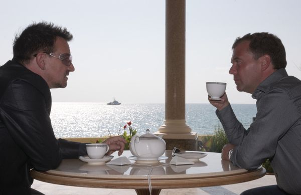 Dmitry Medvedev meets with U2's Bono in Sochi - Sputnik International