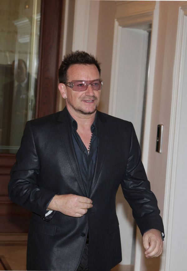 Dmitry Medvedev meets with U2's Bono in Sochi Dmitry Medvedev meets with U2's Bono in Sochi - Sputnik International
