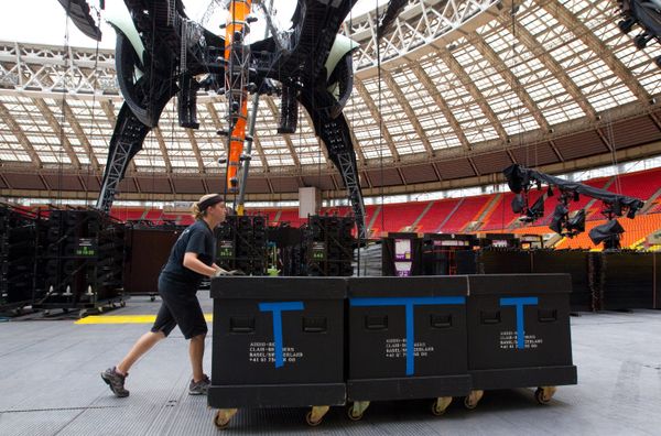 Some 2,100 policemen and Interior Ministry's troops will be providing security at the Luzhniki Stadium. Officers of the canine team and their dogs will inspect the stadium several hours prior to the concert - Sputnik International