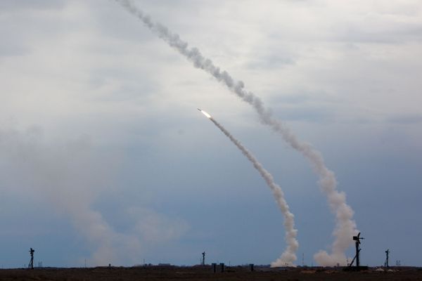 Iran test fires new short-range missile Iran test fires new short-range missile - Sputnik International