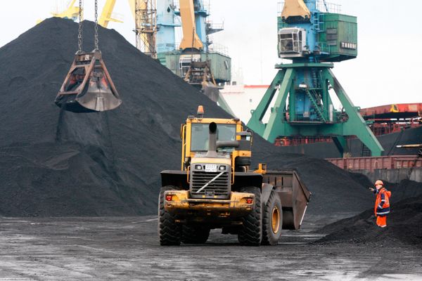 Poland's Kulczyk Holdings has signed a deal with Belarusian energy company Bielenergo for the construction of a coal power plant, worth 1.5 billion euros... - Sputnik International