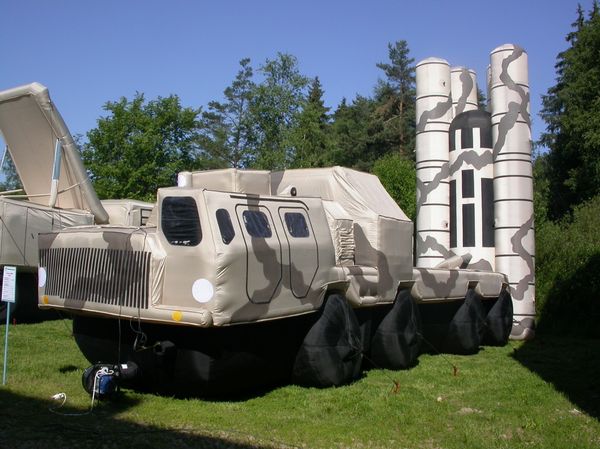 Inflatable tanks, aircraft and other weapons  - Sputnik International