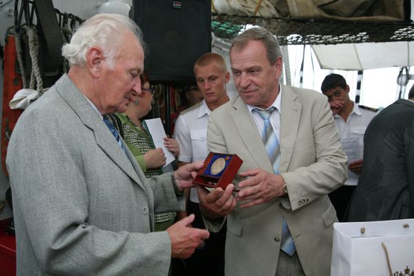 Sedov crew gives capsule with earth to Lithuanian veterans  - Sputnik International