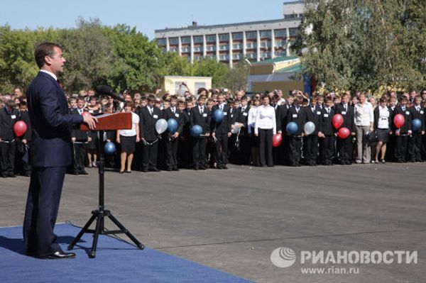 Dmitry Medvedev in stores and fields of Orenburg Region - Sputnik International