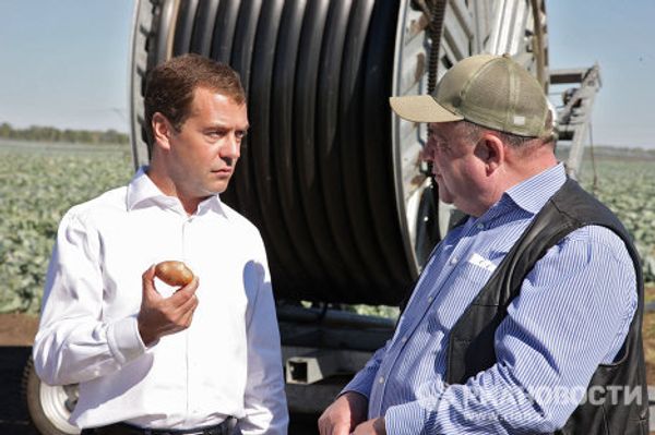 Dmitry Medvedev in stores and fields of Orenburg Region - Sputnik International