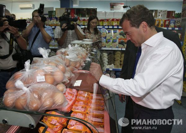 Dmitry Medvedev in stores and fields of Orenburg Region - Sputnik International