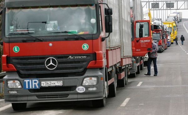 Thousands of Chinese trucks stuck in 75-mile traffic jam - Sputnik International