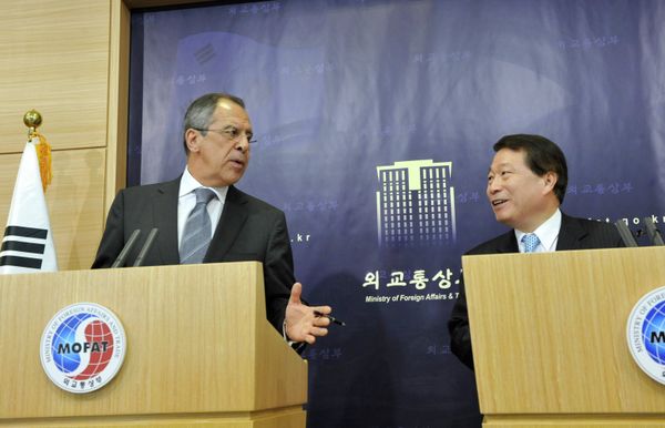 Russian Foreign Minister Sergei Lavrov , left, and  Yu Myung-hwan. Archive - Sputnik International