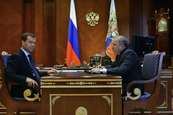 Russian President Dmitry Medvedev instructed the government to introduce Rosneft oil company Acting President Eduard Khudainatov for the position of the company's president - Sputnik International