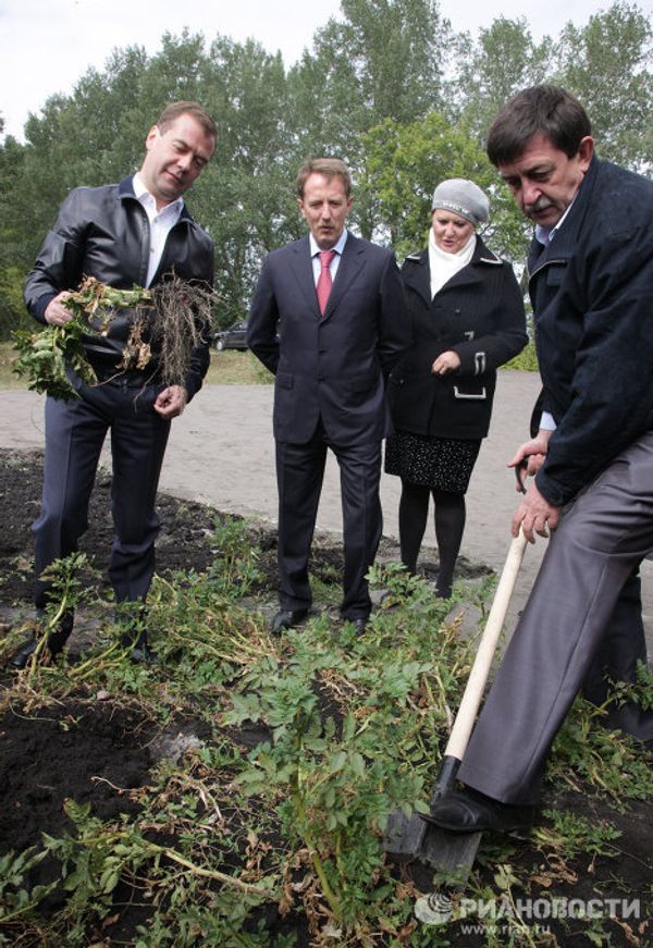 Dmitry Medvedev in potato fields Dmitry Medvedev in potato fields - Sputnik International