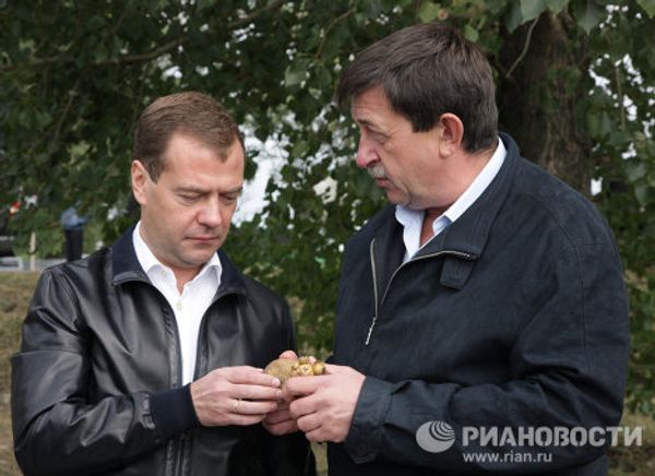 Dmitry Medvedev in potato fields Dmitry Medvedev in potato fields - Sputnik International