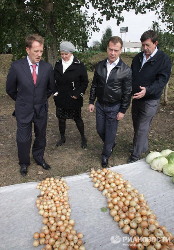 Dmitry Medvedev in potato fields Dmitry Medvedev in potato fields - Sputnik International