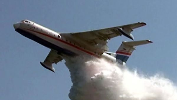 Be-200 amphibious plane can drop water in salvo or consecutively - Sputnik International
