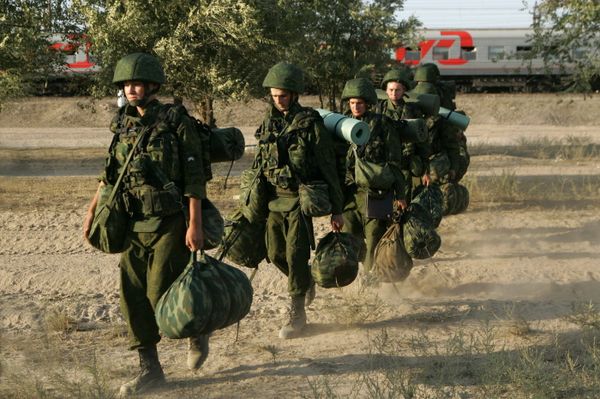 The joint anti-terrorist military exercise Peaceful Mission-2010 involving about 5,000 officers and men from five Shanghai Cooperation Organization (SCO) countries - Sputnik International