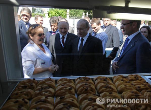 Putin visits Sochi exhibit on regional projects Putin visits Sochi exhibit on regional projects - Sputnik International