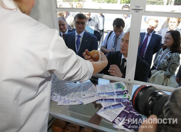 Putin visits Sochi exhibit on regional projects Putin visits Sochi exhibit on regional projects - Sputnik International