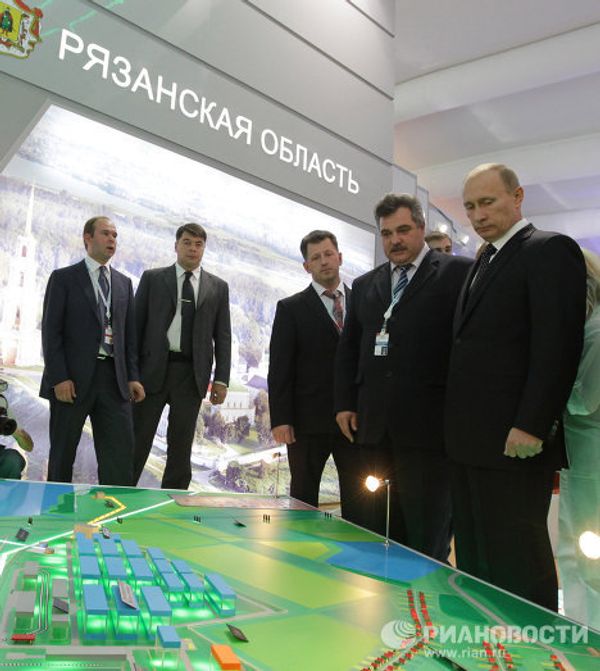Putin visits Sochi exhibit on regional projects Putin visits Sochi exhibit on regional projects - Sputnik International