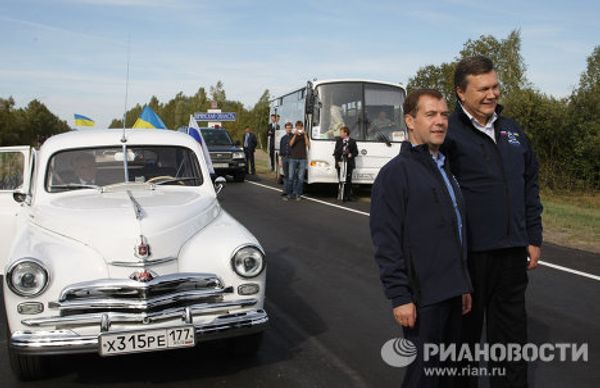 Medvedev, Yanukovych lead car rally over Russian-Ukrainian border - Sputnik International