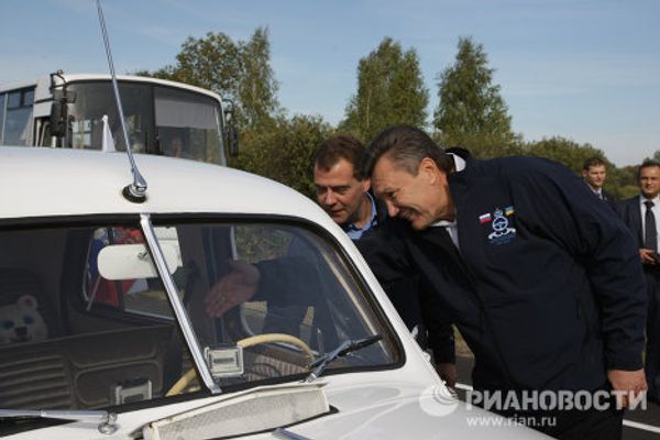 Medvedev, Yanukovych lead car rally over Russian-Ukrainian border - Sputnik International