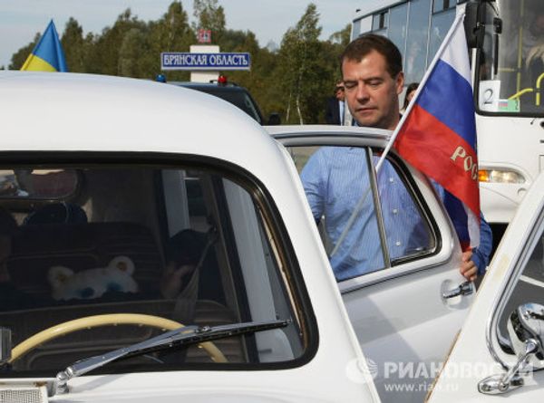 Medvedev, Yanukovych lead car rally over Russian-Ukrainian border - Sputnik International