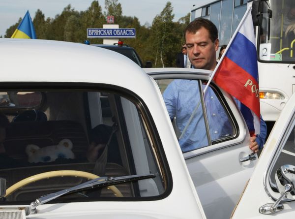 Medvedev, Yanukovych lead car rally over Russian-Ukrainian border - Sputnik International