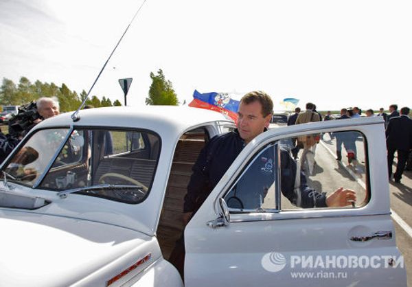 Medvedev, Yanukovych lead car rally over Russian-Ukrainian border - Sputnik International
