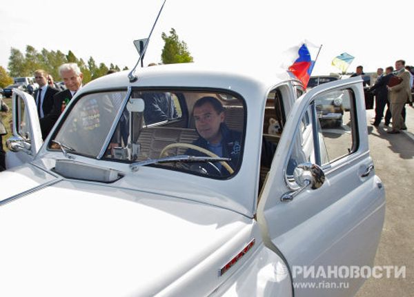 Medvedev, Yanukovych lead car rally over Russian-Ukrainian border - Sputnik International