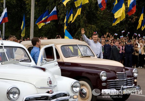 Medvedev, Yanukovych lead car rally over Russian-Ukrainian border - Sputnik International