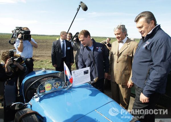 Medvedev, Yanukovych lead car rally over Russian-Ukrainian border - Sputnik International