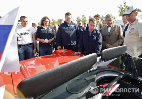 Medvedev, Yanukovych lead car rally over Russian-Ukrainian border - Sputnik International