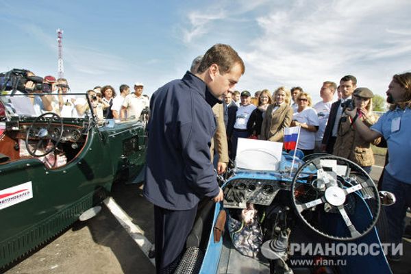 Medvedev, Yanukovych lead car rally over Russian-Ukrainian border - Sputnik International