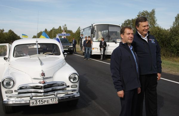 Russian President Dmitry Medvedev in the Ukrainian border town of Glukhov - Sputnik International