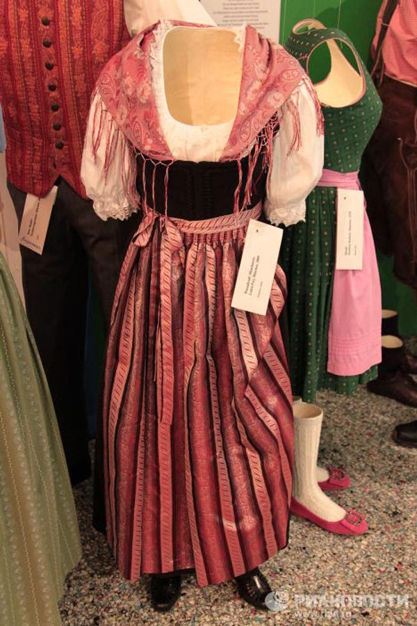 Traditional Bavarian costumes at Oktoberfest - Sputnik International
