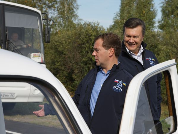 Medvedev and Yanukovych will continue talks on a wide range of bilateral and global issues at the Russian president's residence in Zavidovo on Saturday.  - Sputnik International