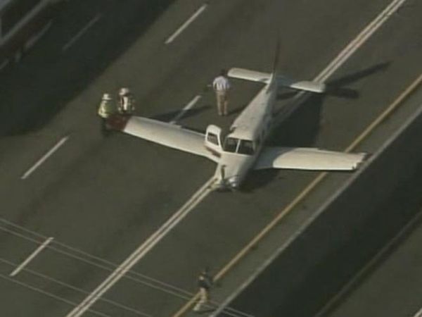 Plane makes emergency landing on busy highway  - Sputnik International