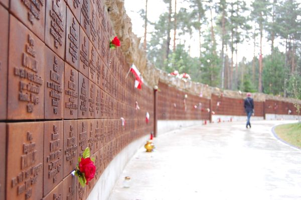  Polish president, Ukrainian prime minister commemorate Katyn massacre victims  - Sputnik International